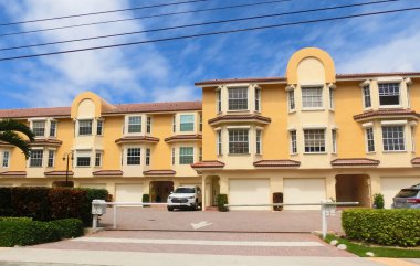 Miami, ABD - 24 Nisan 2022: Miami, Usa 'da palmiye ağaçları olan modern apartmanlar