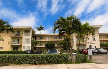 Miami, ABD - 24 Nisan 2022: Miami, Usa 'da palmiye ağaçları olan modern apartmanlar