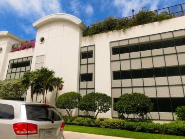 Miami, ABD - 24 Nisan 2022: Miami, Usa 'da palmiye ağaçları olan modern apartmanlar