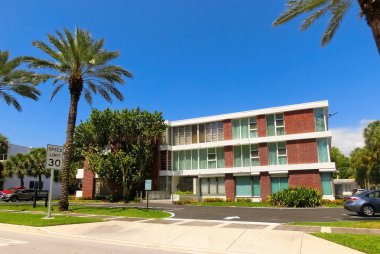 Miami, ABD - 24 Nisan 2022: Miami, Usa 'da palmiye ağaçları olan modern apartmanlar