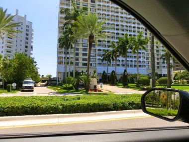 Miami, ABD - 24 Nisan 2022: Miami, Usa 'da palmiye ağaçları olan modern apartmanlar