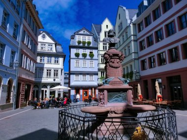 Frankfurt am Main, Almanya - 20 Nisan 2022: Frankfurt, Almanya 'daki Roemerberg Meydanı. Frankfurt Almanya 'nın beşinci büyük şehridir..