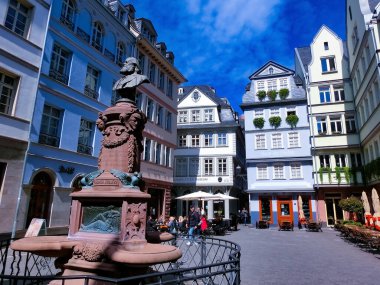 Frankfurt am Main, Almanya - 20 Nisan 2022: Frankfurt, Almanya 'daki Roemerberg Meydanı. Frankfurt Almanya 'nın beşinci büyük şehridir..