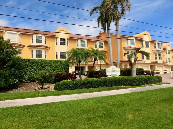 Miami Verenigde Staten April 2022 Moderne Flatgebouwen Met Palmbomen Avenue — Stockfoto