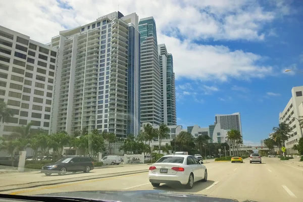 Miami Usa April 2022 Modern Apartment Buildings Palm Trees Avenue — Stock Photo, Image