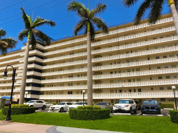 Miami Usa April 2022 Modern Apartment Buildings Palm Trees Avenue — ストック写真