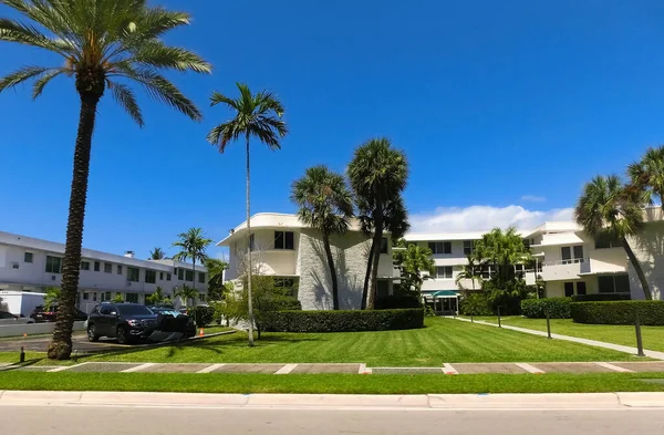 Miami Verenigde Staten April 2022 Moderne Flatgebouwen Met Palmbomen Avenue — Stockfoto