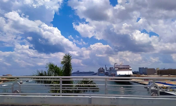 Fort Lauderdale Florida May 2022 Large Cruise Ship Leaving Home —  Fotos de Stock