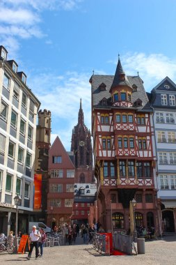 Frankfurt am Main, Almanya - 20 Nisan 2022: Frankfurt, Almanya 'daki Roemerberg Meydanı. Frankfurt Almanya 'nın beşinci büyük şehridir..