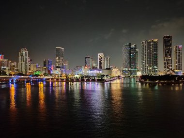 Miami şehir manzarası panorama ile kentsel gökdelenler ve köprüden denize ile yansıma alacakaranlıkta