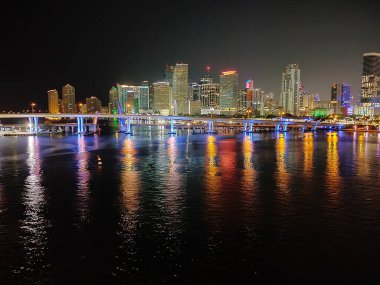 Miami şehir manzarası panorama ile kentsel gökdelenler ve köprüden denize ile yansıma alacakaranlıkta