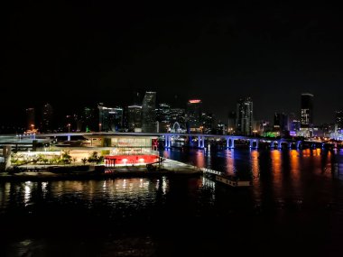 Miami şehir manzarası panorama ile kentsel gökdelenler ve köprüden denize ile yansıma alacakaranlıkta