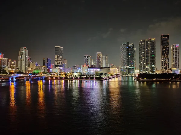 Miami şehir manzarası panorama ile kentsel gökdelenler ve köprüden denize ile yansıma alacakaranlıkta