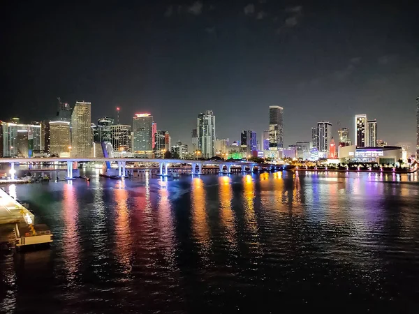 Miami şehir manzarası panorama ile kentsel gökdelenler ve köprüden denize ile yansıma alacakaranlıkta
