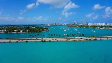 Miami, Florida 'da güneşsiz bir sabahta Waterway ve Biscayne Körfezi' ndeki Waterfront yerleşim ve ofis binalarının havadan görüntüsü..