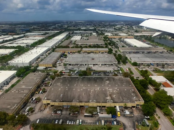Miami Aus Dem Bullauge Eines Flugzeugs Bei Sonnigem Tag — Stockfoto