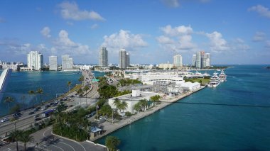 Miami, Florida 'da güneşsiz bir sabahta Waterway ve Biscayne Körfezi' ndeki Waterfront yerleşim ve ofis binalarının havadan görüntüsü..