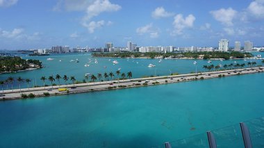 Miami, Florida 'da güneşsiz bir sabahta Waterway ve Biscayne Körfezi' ndeki Waterfront yerleşim ve ofis binalarının havadan görüntüsü..