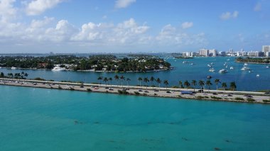 Miami, Florida 'da güneşsiz bir sabahta Waterway ve Biscayne Körfezi' ndeki Waterfront yerleşim ve ofis binalarının havadan görüntüsü..