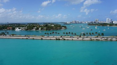 Miami, Florida 'da güneşsiz bir sabahta Waterway ve Biscayne Körfezi' ndeki Waterfront yerleşim ve ofis binalarının havadan görüntüsü..
