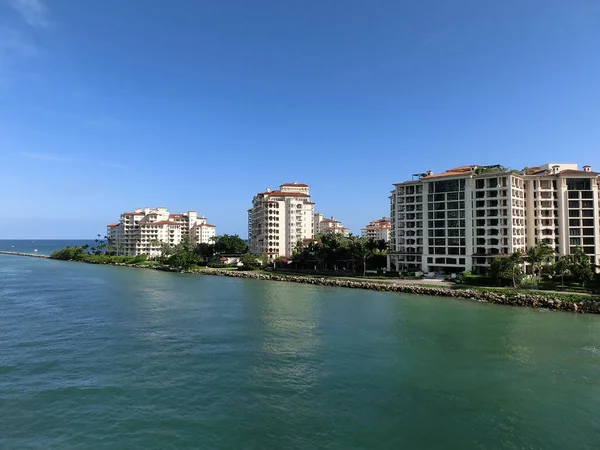 Miami limanındaki lüks daireler - yolcu gemisinden manzara