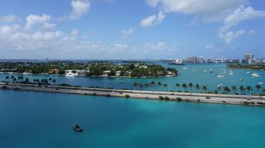 Miami, Florida 'da güneşsiz bir sabahta Waterway ve Biscayne Körfezi' ndeki Waterfront yerleşim ve ofis binalarının havadan görüntüsü..