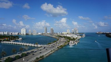 Miami, Florida 'da güneşsiz bir sabahta Waterway ve Biscayne Körfezi' ndeki Waterfront yerleşim ve ofis binalarının havadan görüntüsü..