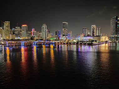 Miami şehir manzarası panorama ile kentsel gökdelenler ve köprüden denize ile yansıma alacakaranlıkta