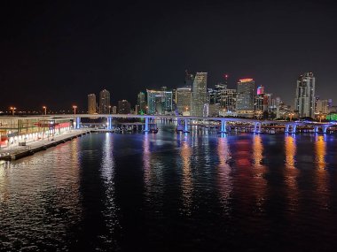 Miami şehir manzarası panorama ile kentsel gökdelenler ve köprüden denize ile yansıma alacakaranlıkta