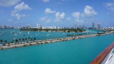 Miami, Florida 'da güneşsiz bir sabahta Waterway ve Biscayne Körfezi' ndeki Waterfront yerleşim ve ofis binalarının havadan görüntüsü..