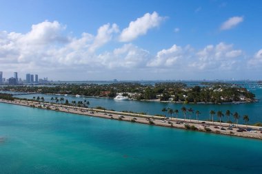 Miami, Florida 'da güneşsiz bir sabahta Waterway ve Biscayne Körfezi' ndeki Waterfront yerleşim ve ofis binalarının havadan görüntüsü..