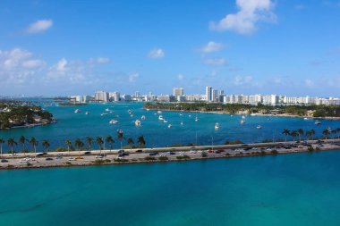 Miami, Florida 'da güneşsiz bir sabahta Waterway ve Biscayne Körfezi' ndeki Waterfront yerleşim ve ofis binalarının havadan görüntüsü..