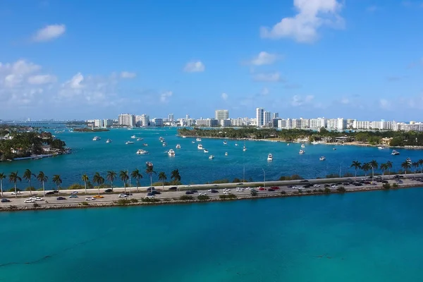 Miami, Florida 'da güneşsiz bir sabahta Waterway ve Biscayne Körfezi' ndeki Waterfront yerleşim ve ofis binalarının havadan görüntüsü..