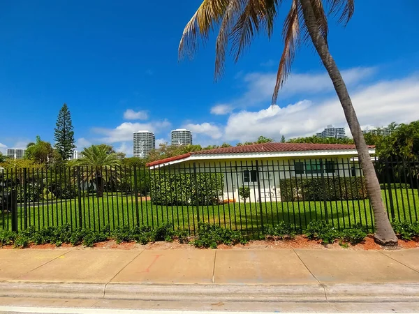 Modern Apartment Building House Palm Trees Miami View Road — ストック写真