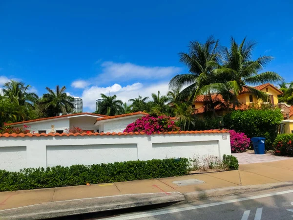 Modern Apartment Building House Palm Trees Miami View Road —  Fotos de Stock
