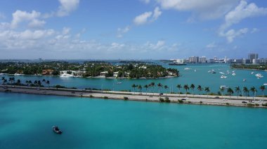 Miami, Florida 'da güneşsiz bir sabahta Waterway ve Biscayne Körfezi' ndeki Waterfront yerleşim ve ofis binalarının havadan görüntüsü..