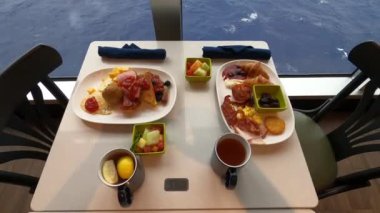 Soyut lüks yolcu gemisinde yemek odası büfesi. Modern yolcu gemisinde sağlıklı bir kahvaltı.