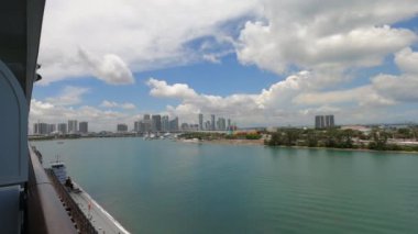 Miami, Florida 'da güneşsiz bir sabahta Waterway ve Biscayne Körfezi' ndeki Waterfront yerleşim ve ofis binalarının havadan görüntüsü..