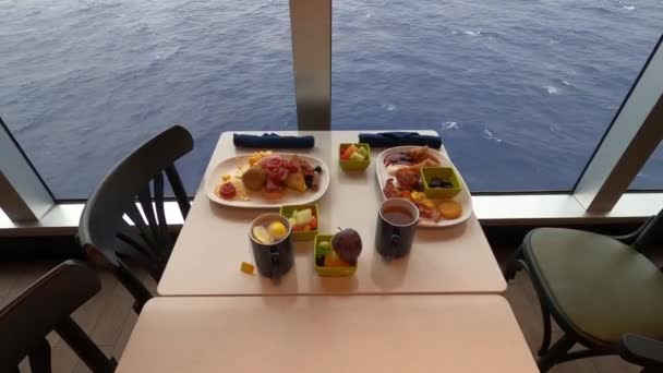 ダイニングルーム抽象的な豪華クルーズ船に乗ってビュッフェ 現代のライナーコンセプトで健康的な朝食 — ストック動画