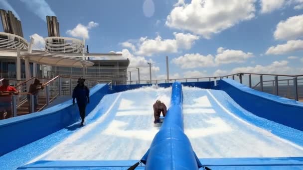 Miami Usa April 2022 People Surfing Flow Rider Attraction Passengers — 图库视频影像