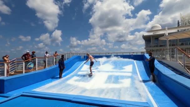 Miami Usa April 2022 People Surfing Flow Rider Attraction Passengers — ストック動画