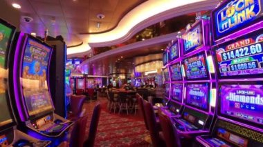 Miami, ABD - 29 Nisan 2022: Kumarhane, kumar makineleri, denizler Senfonisi 'ndeki Amerikan kumarı 29 Nisan 2022 tarihinde ABD' nin Miami şehrindeki en büyük yolcu gemisidir.