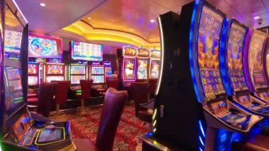 Miami, ABD - 29 Nisan 2022: Kumarhane, kumar makineleri, denizler Senfonisi 'ndeki Amerikan kumarı 29 Nisan 2022 tarihinde ABD' nin Miami şehrindeki en büyük yolcu gemisidir.