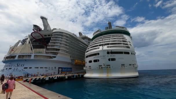 Cozumel Mexico May 2022 Symphony Seas Biggest Cruise Ship Docked — Vídeos de Stock