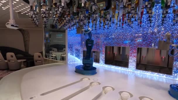 Miami Usa Kwietnia 2022 Roboty Barze Bionic Barmani Symfonii Statek — Wideo stockowe