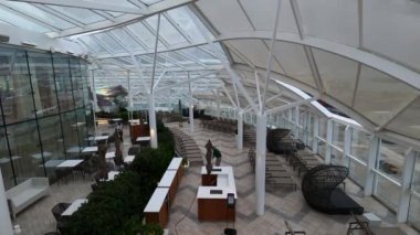 Miami, ABD - 29 Nisan 2022: Deniz Senfonisi 'ndeki solaryum, 29 Nisan 2022 tarihinde ABD' nin Miami kentindeki en büyük yolcu gemisidir.