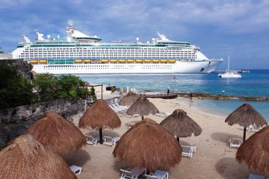 Cozumel, Meksika - 04 Mayıs 2022 Puerta Maya limanı - Meksika 'da Cozumel' de mavi Karayip suyu ile kıyı şeridi