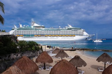 Cozumel, Meksika - 04 Mayıs 2022 Puerta Maya limanı - Meksika 'da Cozumel' de mavi Karayip suyu ile kıyı şeridi