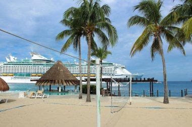 Cozumel, Meksika - 04 Mayıs 2022 Puerta Maya limanı - Meksika 'da Cozumel' de mavi Karayip suyu ile kıyı şeridi