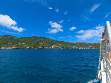 St. Thomas, USVI. ABD Virgin Adalarından birinde yeşil kıyı şeridi görüntüsü.